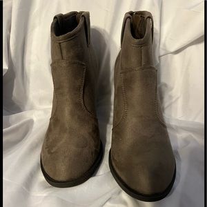 EUC Cambridge Select heeled boots. Size 9.